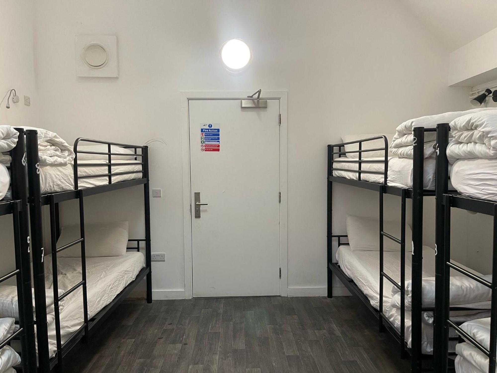 Lit dans Dortoir pour Hommes de 8 Lits